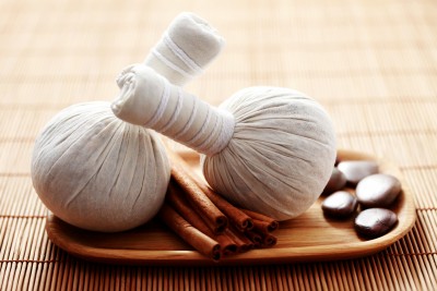 Indická masáž bylinnými sáčky – SARAWANGADHARA